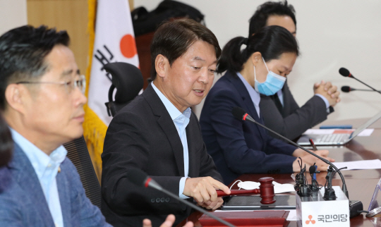 안철수(왼쪽 두 번째) 국민의당 대표가 4일 오전 국회 의원회관에서 열린 최고위원회의에서 의사봉을 두드리고 있다. 연합뉴스