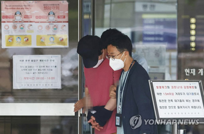 (서울=연합뉴스) 서울역에서 처음 보는 여성을 폭행하고 달아났다가 검거된 이모씨가 4일 오후 서울 서초구 서울중앙지법에서 열린 영장실질심사에 출석한 뒤 법원을 나서고 있다. 이씨는 지난달 26일 공항철도 서울역 1층에서 모르는 사이인 30대 여성의 왼쪽 광대뼈 부위 등을 가격해 상처를 입히고 도주한 혐의를 받는다. 2020.6.4