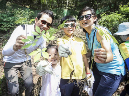 지난해 9월 경남 함양군 상림공원 일원에서 열린 ‘제16회 함양산삼축제’에서 한 가족이 직접 캔 산삼을 들어 보이고 있다. 함양군청 제공
