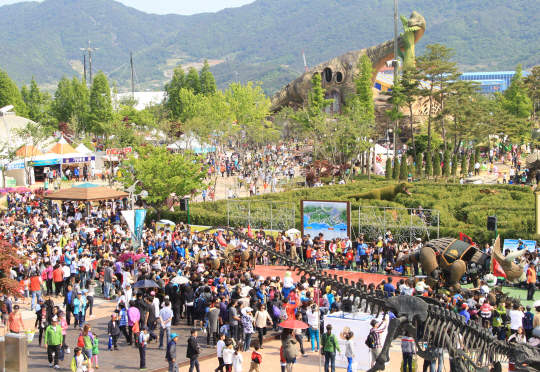 경남 고성군 회화면 당항포에서 열린 2016경남고성공룡세계엑스포 주 행사장을 찾은 관람객들이 전시된 공룡 조형물을 관람하고 있다.  고성군청 제공