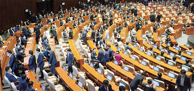 5일 오전 국회 본회의장에서 미래통합당 의원들이 여당의 국회의장단 선출 강행에 항의하며 퇴장하고 있다.  김선규 기자