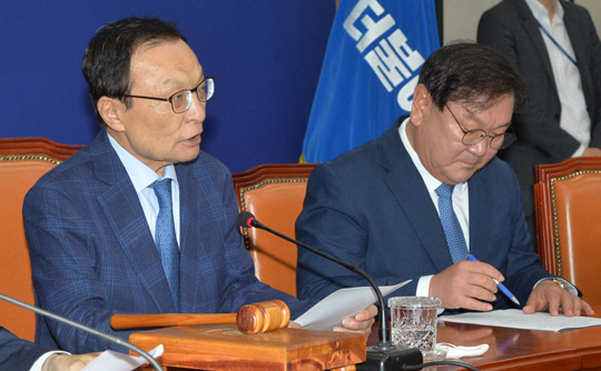 이해찬(왼쪽) 더불어민주당 대표가 5일 오전 국회에서 열린 최고위원회의에서 모두 발언을 하고 있다.