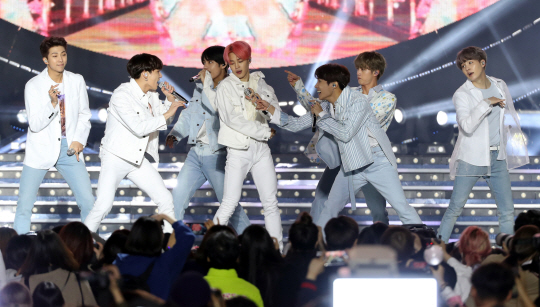 방탄소년단(BTS) 소속사인 빅히트엔터테인먼트의 기업공개(IPO) 예비심사가 7월 승인되면 9월 중 코스피 시장에 상장될 전망이다. 사진은 지난해 4월 28일 광주 서구 월드컵경기장에서 열린 ‘2019 광주 FINA 세계수영선수권대회’ 성공기원 콘서트에서 BTS가 공연하는 모습.  뉴시스