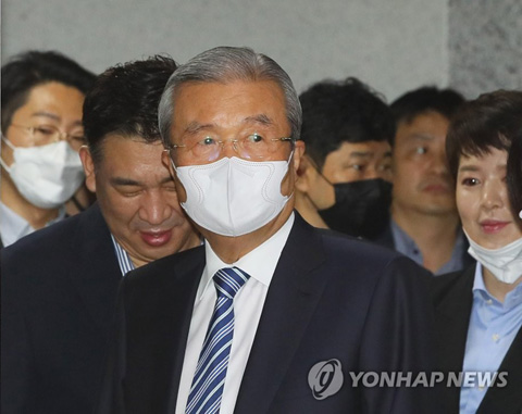 지난 3일 미래통합당 김종인 비상대책위원장이 국회 의원회관에서 열린 미래통합당 초선 모임에 입장하고 있다. [연합뉴스 자료사진]