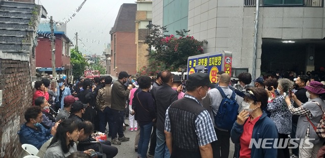 [서울=뉴시스] 5일 전광훈 목사가 담임목사로 있는 서울 성북구 사랑제일교회에 대한 강제 철거 집행 계획이 알려지면서, 이 교회 교인 수백명이 강제 철거 저지를 위해 교회 앞에 집결했다. 2020.06.05.