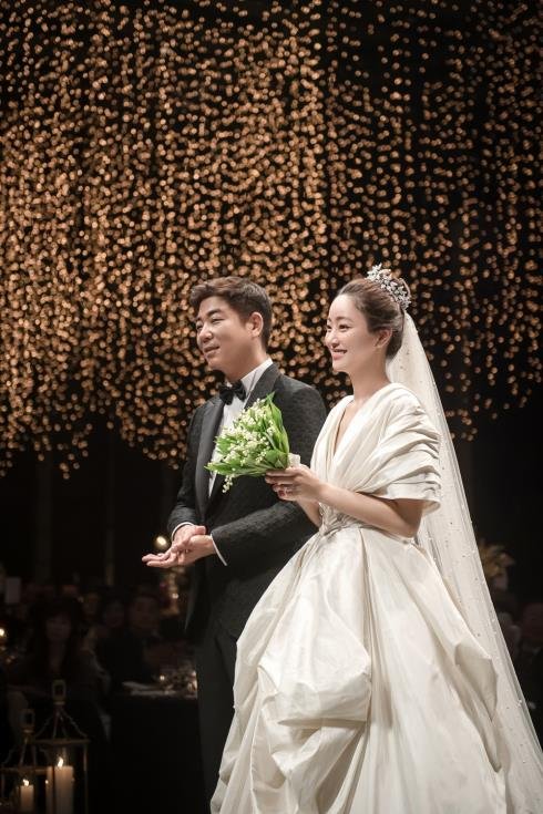배우 서효림(35)과 김수미의 아들인 정명호(44) 나팔꽃 F&B 대표의 결혼식 모습이 지난해 12월 23일 공개됐다.서효림 소속사 마지끄는 예식 사진을 공개하며 “아름다운 가정을 이룬 두 사람을 진심으로 축복하며 축하한다. 발맞추며 나아갈 두 사람의 새로운 시작에 많은 응원 부탁드린다”고 밝혔다. 2019.12.23 [마지끄 제공. 재판매 및 DB 금지]