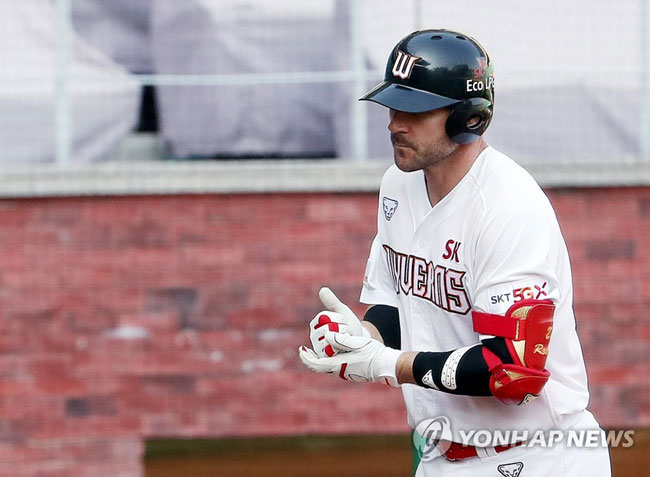 4월 27일 인천 SK행복드림구장에서 열린 프로야구 인천 SK 와이번스와 서울 두산 베어스의 연습경기. 8회 말 SK 공격 1사 1·2루 상황에서 SK 로맥이 좌익수 뒤 홈런을 친 뒤 베이스를 돌다가 ‘덕분에 챌린지’ 손짓을 하고 있다. [연합뉴스 자료사진]