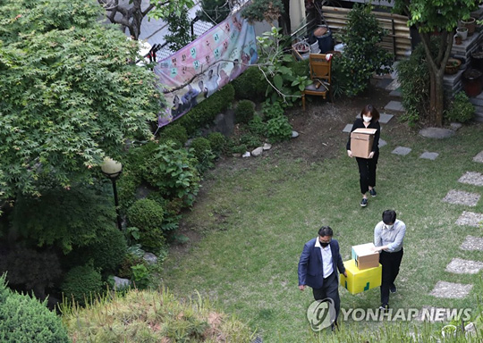 (서울=연합뉴스) 정의기억연대 부실 회계·안성 쉼터 고가 매입 의혹을 수사 중인 검찰이 21일 오후 서울 마포구 정의기억연대 피해자 할머니 쉼터에서 압수수색을 마친 뒤 박스를 들고 가고 있다. 2020.5.21