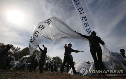 2016년 4월 2일 경기도 파주시 접경지역에서 자유북한운동연합 등 탈북자 단체들이 대북 전단을 날리는 모습. [연합뉴스 자료사진]