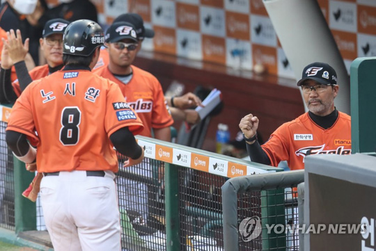 (대전=연합뉴스) 7일 오후 대전시 한화생명 이글스파크에서 열린 프로야구 NC 다이노스 - 한화 이글스 경기. 6회 말 2사후 2루타로 진루한 한화 노시환이 이용규의 적시타로 1점을 만회하고 한용덕 감독의 축하를 받고 있다.2020.6.7