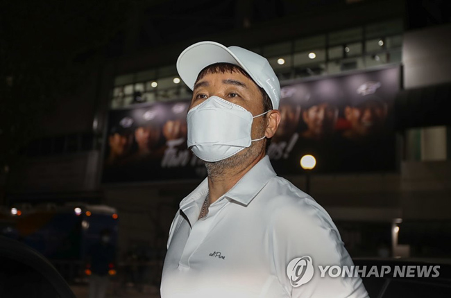 프로야구 정규리그에서 14연패라는 불명예를 안은 한화 한용덕 감독이 7일 오후 감독직을 사퇴하고 대전시 한화생명 이글스파크를 떠나며 측근들에게 인사하고 있다.[연합뉴스 자료사진]
