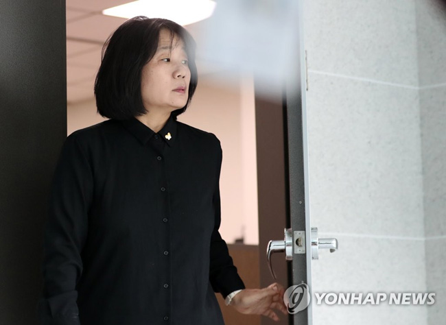 (서울=연합뉴스) 더불어민주당 윤미향 의원이 8일 오전 국회 의원회관 의원실을 나서고 있다.