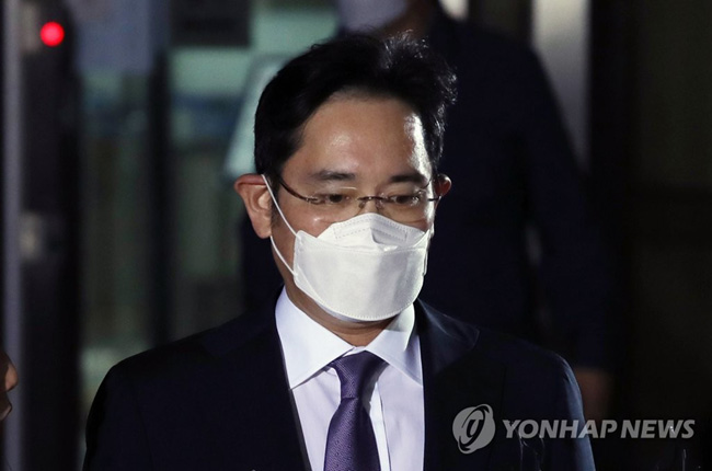 (서울=연합뉴스) 불법 경영 승계 의혹을 받는 이재용 삼성전자 부회장이 8일 서초구 서울중앙지방법원에서 열린 구속 전 피의자 심문(영장실질심사)을 마친 뒤 법정을 나서고 있다. 2020.6.8