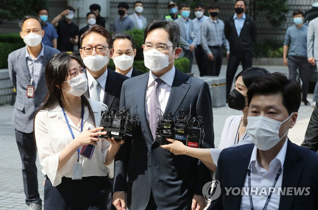 (서울=연합뉴스) 불법 경영 승계 의혹을 받는 이재용 삼성전자 부회장이 8일 오전 서초구 서울중앙지방법원에서 열린 영장실질심사(구속 전 피의자 심문)에 출석하고 있다. 2020.6.8