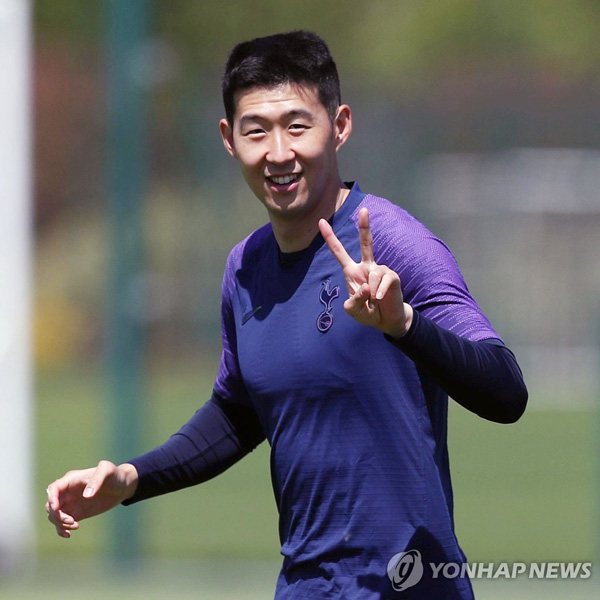 훈련 중인 토트넘의 손흥민이 손가락으로 ‘V자’를 그리고 있다. [토트넘 페이스북 캡처 제공. 재판매 및 DB 금지]