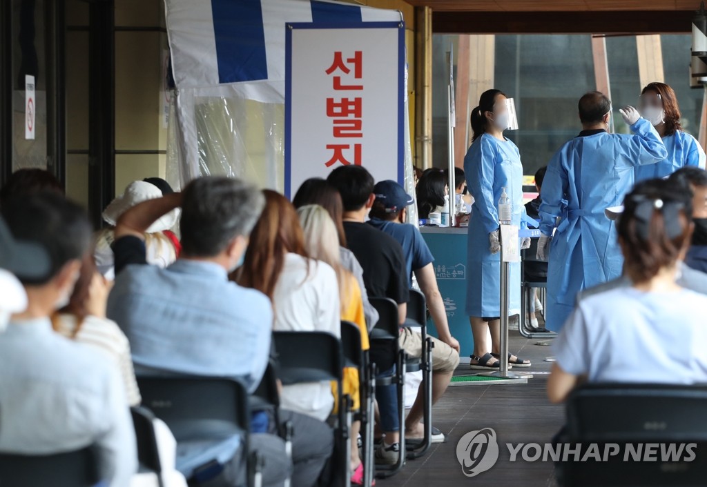 붐비는 송파구 선별진료소6월 8일 송파구 보건소 선별진료소가 코로나19 검사를 받는 시민들로 붐비고 있다. [연합뉴스 자료사진]