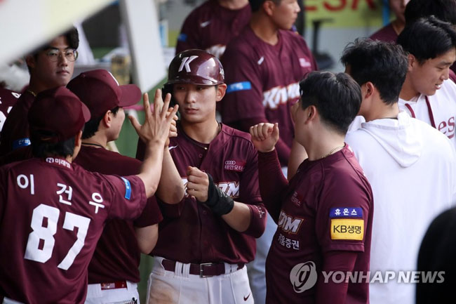 (대구=연합뉴스) 김현태 기자 = 9일 오후 대구 삼성라이온즈파크에서 열린 2020 프로야구 키움 히어로즈와 삼성 라이온즈의 경기. 1회 초 2사 주자 만루 상황에서 삼성 선발투수 원태인의 연이은 볼넷 밀어내기로 홈을 밟은 3루 주자 키움 이정후가 동료들의 축하를 받고 있다. 2020.6.9