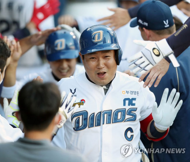 (창원=연합뉴스) 우정식 기자 = 9일 경남 창원NC파크에서 열린 프로야구 두산 베어스-NC 다이노스 경기, 1회 말 2사 1, 2루에서 NC 양의지가 좌중월 3점 홈런을 날리고 더그아웃에서 동료들의 축하를 받으며 활짝 웃고 있다. 2020.6.9