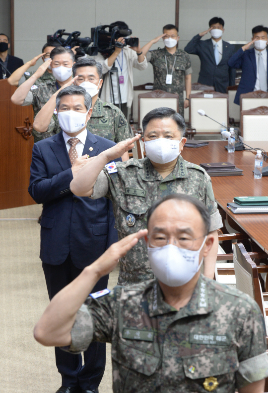 10일 오전 국방부에서 열린 2020년 전반기 전군주요지휘관회의에서 정경두(아래쪽에서 세 번째) 국방부 장관과 참석자들이 국민의례를 하고 있다.