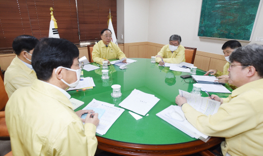 홍남기(왼쪽 세 번째) 부총리 겸 기획재정부 장관이 10일 서울 종로구 정부서울청사에서 5월 고용동향 등을 주내용으로 관계장관회의(녹실회의)를 주재하고 있다. 뉴시스