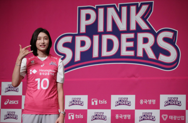 김연경이 10일 서울 밀레니엄 힐튼 서울 호텔에서 기자회견을 마친 뒤 손으로 자신의 성씨 이니셜인 알파벳 ‘K’를 표현하고 있다. 연합뉴스