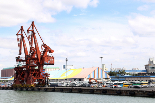 대형 크레인이 멈춰 선 인천 중구 북성동 인천항 8부두에 화물·컨테이너 대신 차량만 빼곡히 주차돼 있다. 공영주차장으로 개방된 이곳 8부두 뒤편의 옛 곡물창고는 복합문화공간으로 탈바꿈해 새롭게 페인트칠 돼 있다.  인천시청 제공