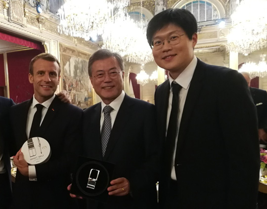 지난 2018년 10월 15일 프랑스 파리 엘리제 궁에서 열린 문재인 대통령 초청 국빈 만찬에서 에마뉘엘 마크롱(왼쪽부터) 프랑스 대통령, 문재인 대통령, 강성지 웰트 대표가 기념촬영을 하고 있다.  웰트 제공