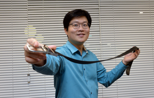 강성지 웰트 대표가 지난 3일 서울 서초구 강남대로에 있는 웰트 사옥에서 주력 제품인 스마트벨트를 펼쳐 보이며 제품의 특징을 설명하고 있다.