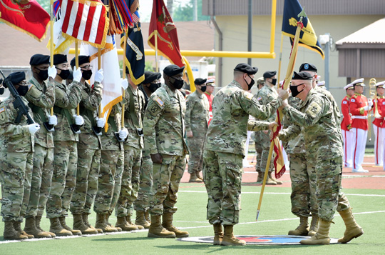 마이클 빌스(앞줄 오른쪽) 미 8군사령관(육군 중장)이 지난 9일 대구 캠프워커 캘리연병장에서 열린 주한미군 제19지원사령관 취임식에서 스티븐 앨런(육군 준장) 신임 사령관에게 부대기를 건네고 있다.  뉴시스