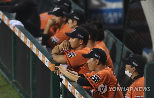 (대전=연합뉴스) 12일 오후 대전시 한화생명 이글스파크에서 열린 프로야구 두산 베어스- 한화 이글스 경기. 5회 초 두산이 추가점을 내자 한화 코치들이 심각한 표정을 짓고 있다. 2020.6.12
