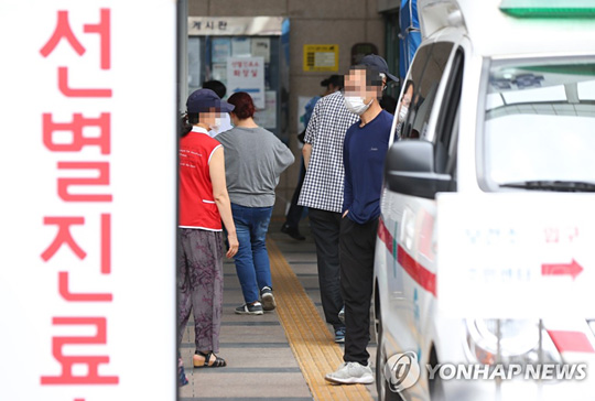 (서울=연합뉴스) 서울 도봉구 성심데이케어센터에서 신종 코로나바이러스 감염증(코로나19) 집단 발병이 발생한 가운데 지난 12일 도봉구 보건소 선별진료소를 찾은 시민들이 검사를 받기 위해 대기하고 있다.