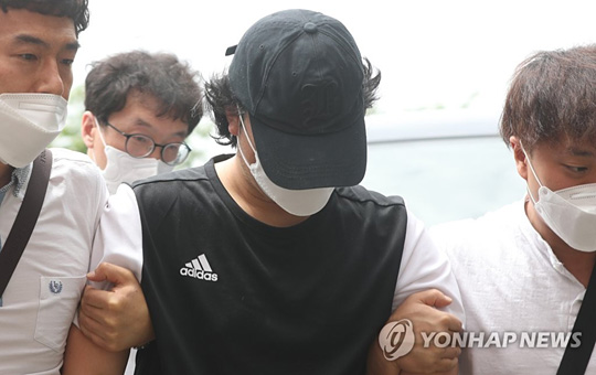 (창녕=연합뉴스) 창녕 아동학대 계부가 13일 오전 경남 창녕경찰서 별관 조사실로 이동하고 있다.