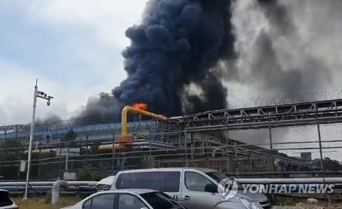 (포항=연합뉴스) 13일 포항 포스코 공장서 화재가 발생했다. 소방당국은 대응 1단계를 발령하고 진화에 나섰다. 화재 현장에서 검은 연기가 치솟고 있다. 2020.6.13 [독자 제공. 재판매 및 DB 금지]