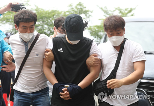 (창녕=연합뉴스) 창녕 아동학대 계부가 13일 오전 경남 창녕경찰서 별관 조사실로 이동하고 있다. 2020.6.13
