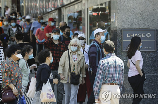 미국 뉴욕에서도 일상화한 마스크[AP=연합뉴스 자료사진]