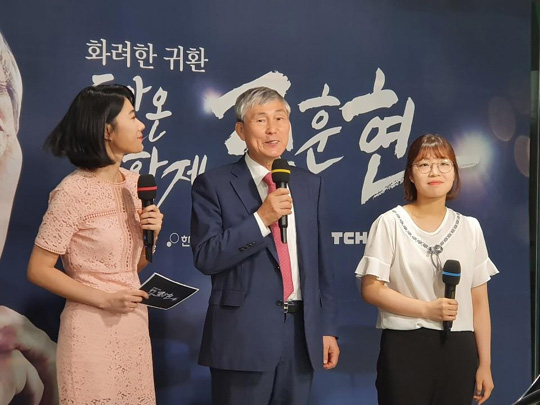 (서울=연합뉴스) 돌아온 바둑황제 조훈현 9단이 13일 한국기원 바둑TV스튜디오에서 열린 ‘화려한 귀환, 돌아온 황제 조훈현’ 행사에서 최정 9단(오른쪽)과 대국을 마치고 인터뷰하고 있다. 2020.06.13