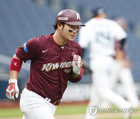 (창원=연합뉴스) 13일 경남 창원NC파크에서 열린 프로야구 키움 히어로즈-NC 다이노스 경기, 3회초 무사 2루에서 키움 박병호가 중월 2점 홈런을 날리고 1루를 향해 뛰어 나가고 있다. 2020.6.13