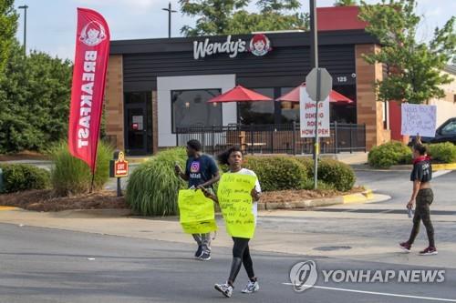 흑인 청년 총격 사망 사건이 발생한 웬디스 매장 앞 도로 [EPA=연합뉴스]