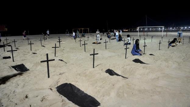 브라질 리우데자네이루 해변에서 시민단체 주도로 코로나19 사망자들을 애도하는 퍼포먼스가 벌어졌다. [브라질 뉴스포털 UOL]