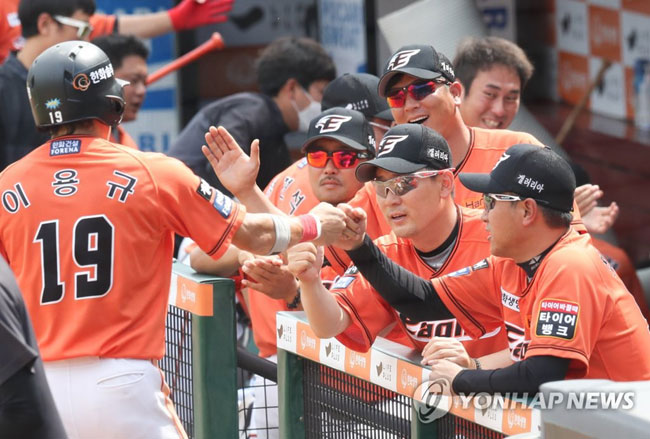 (대전=연합뉴스) 14일 오후 대전시 한화생명 이글스파크에서 열린 프로야구 두산 베어스 - 한화 이글스 서스펜디드 경기. 7회 말 한화 이용규가 정은원의 적시 2루타로 홈을 밟고 역전하며 코치들의 환영을 받고 있다.