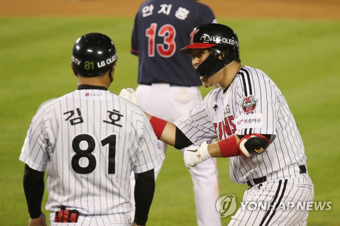 동점 적시타에 기뻐하는 유강남 [연합뉴스 자료사진]