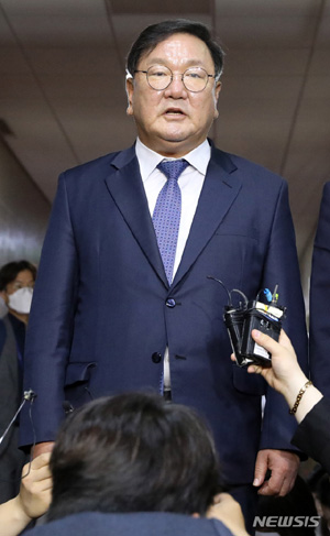 [서울=뉴시스] 김태년 더불어민주당 원내대표가 15일 오전 서울 여의도 국회에서 박병석 국회의장, 주호영 미래통합당 원내대표와 회동을 마친 후 입장을 밝히고 있다. 2020.06.15