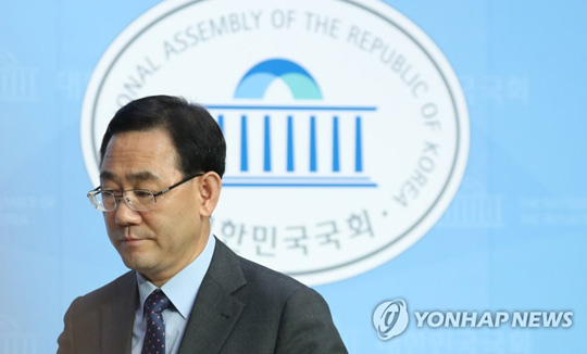 (서울=연합뉴스) 미래통합당 주호영 원내대표가 15일 서울 여의도 국회 소통관에서 더불어민주당의 본회의 강행 방침에 대한 대국민 호소문을 발표한 뒤 회견장을 나서고 있다. 2020.6.15