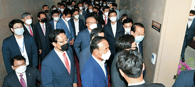 미래통합당 의원들이 16일 오전 자신들을 상임위원회에 강제 배정한 헌정 사상 초유의 사태에 항의하기 위해 박병석 국회의장실로 들어가고 있다.  김선규 기자