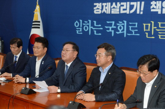 김태년(가운데) 더불어민주당 원내대표가 16일 오전 국회에서 열린 원내대책회의에서 모두 발언을 하고 있다. 오른쪽부터 윤후덕 기획재정·윤호중 법제사법위원장, 김 원내대표, 송영길 외교통일·이학영 산업통상자원중소벤처기업위원장. 김선규 기자