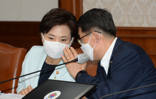 김현미(왼쪽) 국토교통부 장관과 은성수 금융위원회 위원장이 16일 오전 정부서울청사에서 열린 국무회의에서 귓속말을 주고받고 있다. 12·16대책에도 불구하고 6개월 만에 부동산 가격이 오름세를 보이면서 정부의 고강도 대책이 추가로 예고된 상황이다.