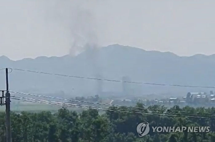 (서울=연합뉴스) 개성공단 지역에서 폭음과 연기가 관측된 16일 오후 경기도 파주 대성동 자유의 마을에서 목격된 개성공단에서 검은 연기가 피어오르고 있다. 2020.6.16 [독자 제공. 재판매 및 DB 금지]