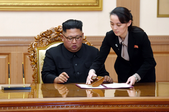 김여정(오른쪽) 북한 노동당 제1부부장이 2018년 9월 19일 평양 남북정상회담 합의문 서명식에서 오빠인 김정은 국무위원장의 서명 작업을 돕고 있다. 연합뉴스