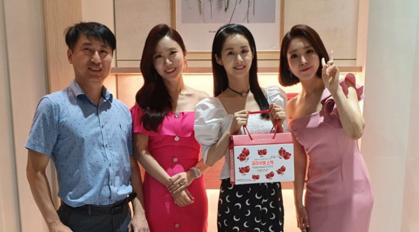 홈쇼핑 모델로 출연한 김가연(오른쪽에서 두 번째).