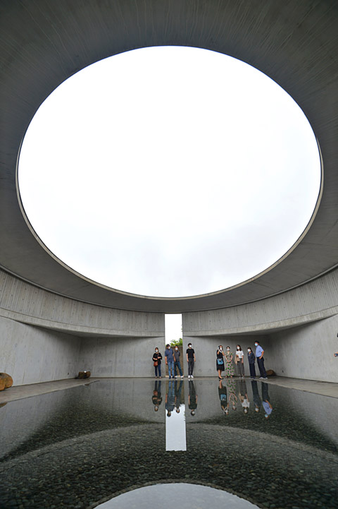 재일동포 건축가 이타미 준이 제주 한라산 중산간에 지은 연작 수(水)·풍(風)·석(石)박물관 중 하나인 물 박물관. 예술품을 전시하는 공간이 아니라 박물관 자체가 스스로 오브제가 된 건축이다. 사각형에 가둔 물이 둥근 지붕 위의 하늘을 수면에 그대로 비춰낸다. 연작 박물관들은 계절에 따라, 날씨에 따라, 시간에 따라 시시각각으로 느낌이 달라진다. 큐레이터는 비 오는 날, 이 박물관이 가장 아름답다고 했다.